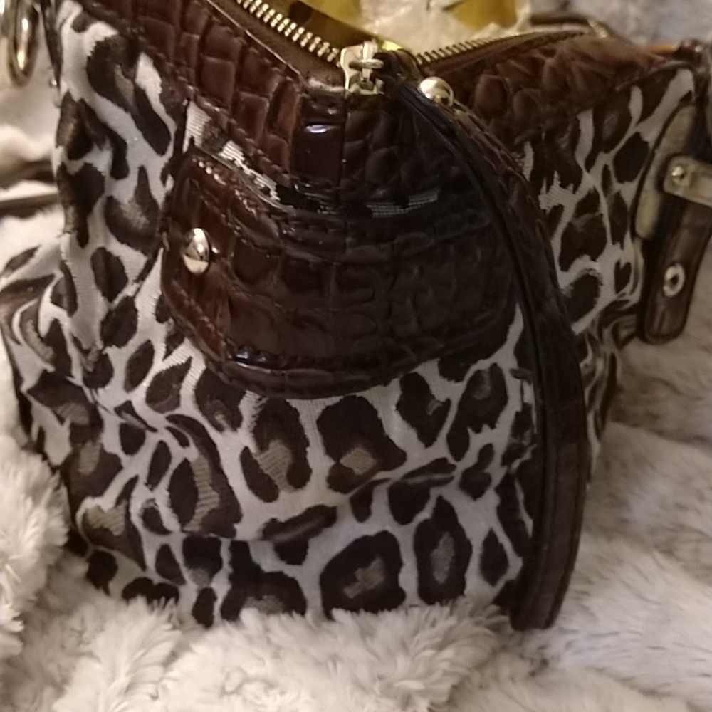 Guess handbag: Requires Handles to be attached (included) - Picture 4 of 10